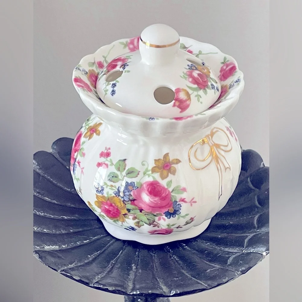 Rare Vintage~ DALIN~Fine Bone China/Porcelain Scallop Trinket Box/ Dish